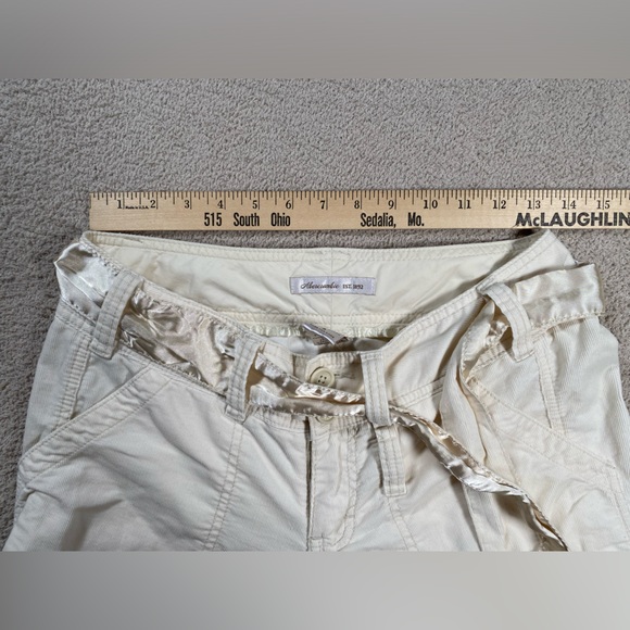 Women’s Abercrombie & Fitch Vintage Y2K cream cargo capri pants Size 2 - Picture 6 of 10